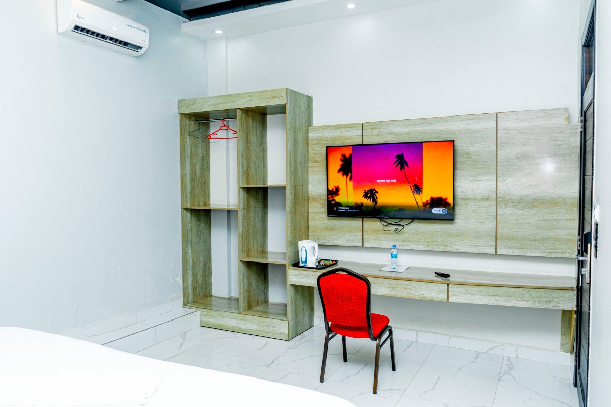 Family Room Image 6